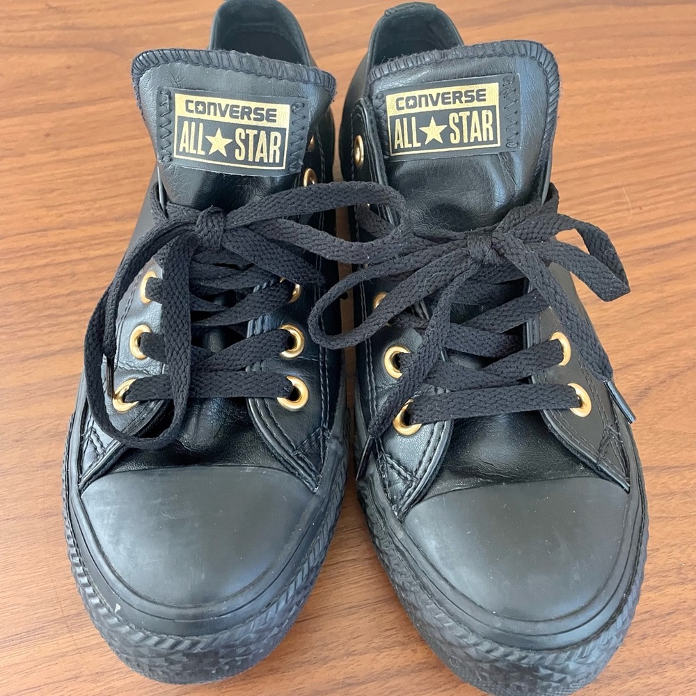 Black Low Rise Converse Sneakers Size 7 EUC
